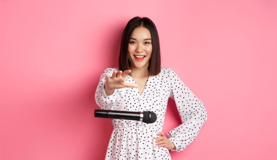 找知名藝人擔任尾牙主持人，不僅能瞬間提升活動的話題性與格調，吸引全場目光，還能憑藉其高知名度上新聞版