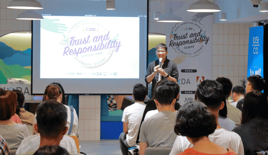 圖中站立的演講者便是紅豆，當時在 IxDA Taiwan 台灣互動設計協會舉辦講座