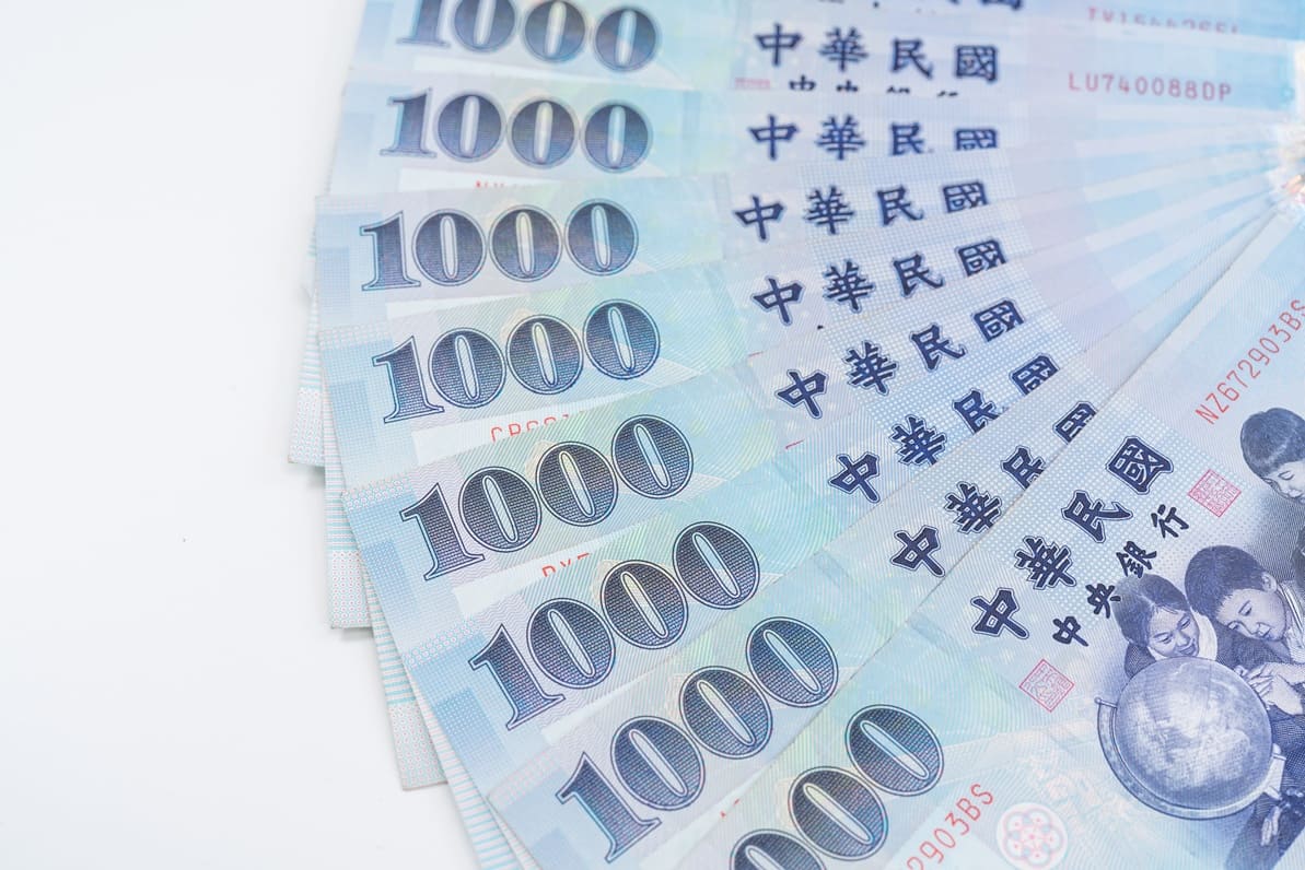 普發一萬元你登記了嗎？在選擇「登記入帳」之前，可以先確認普發一萬元各家銀行提供的優惠好康。