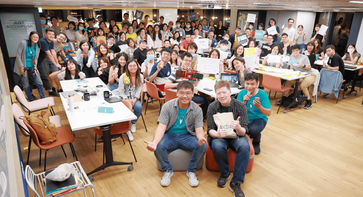 圖中便是紅豆，當時在 IxDA Taiwan 台灣互動設計協會舉辦講座。