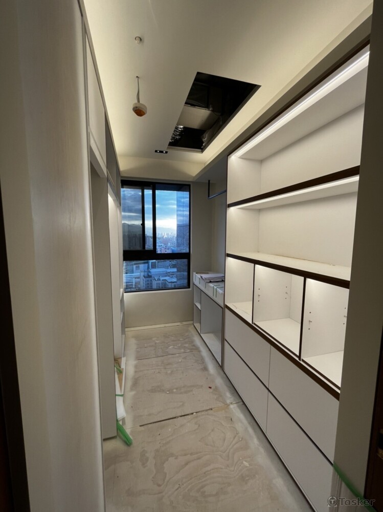 衣櫃亮到有如在展示新衣一樣美