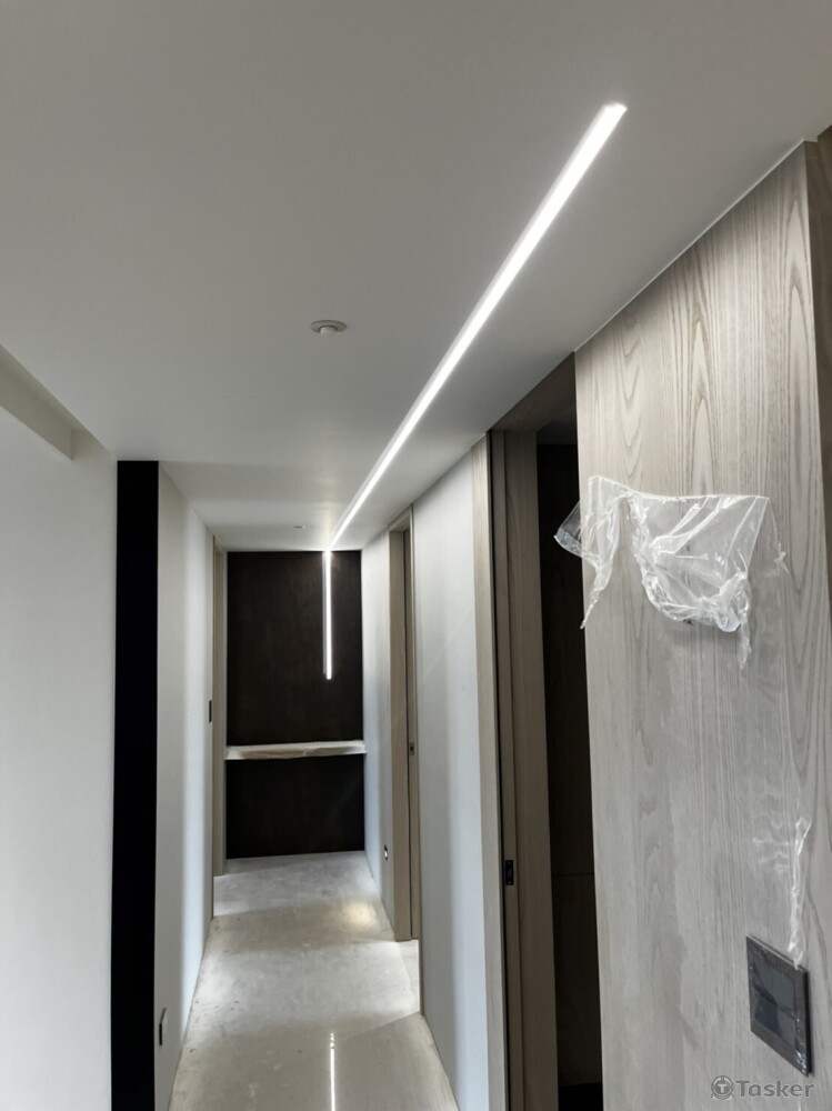 走廊以線條帶出路徑，不同以往的感覺