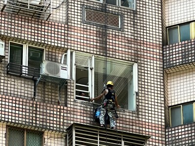 外牆玻璃清潔+玻璃矽膠填補