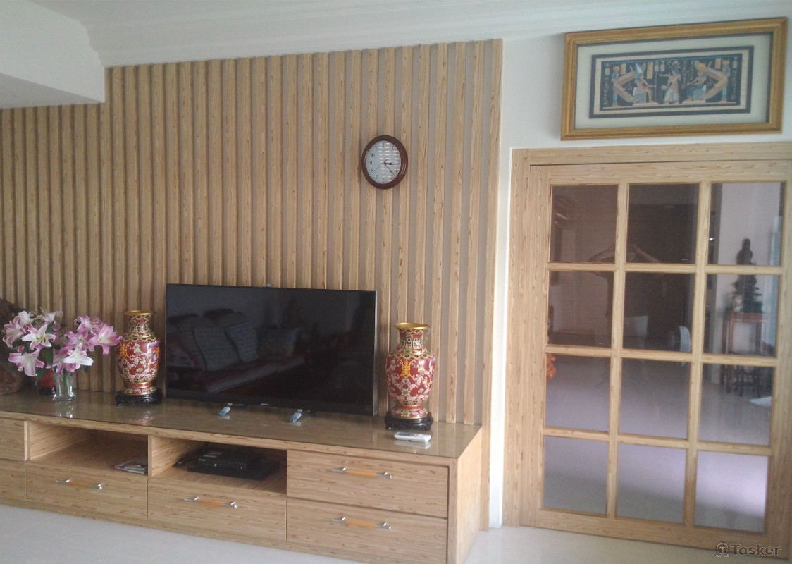 大片格子推拉門與電視牆面元素統一