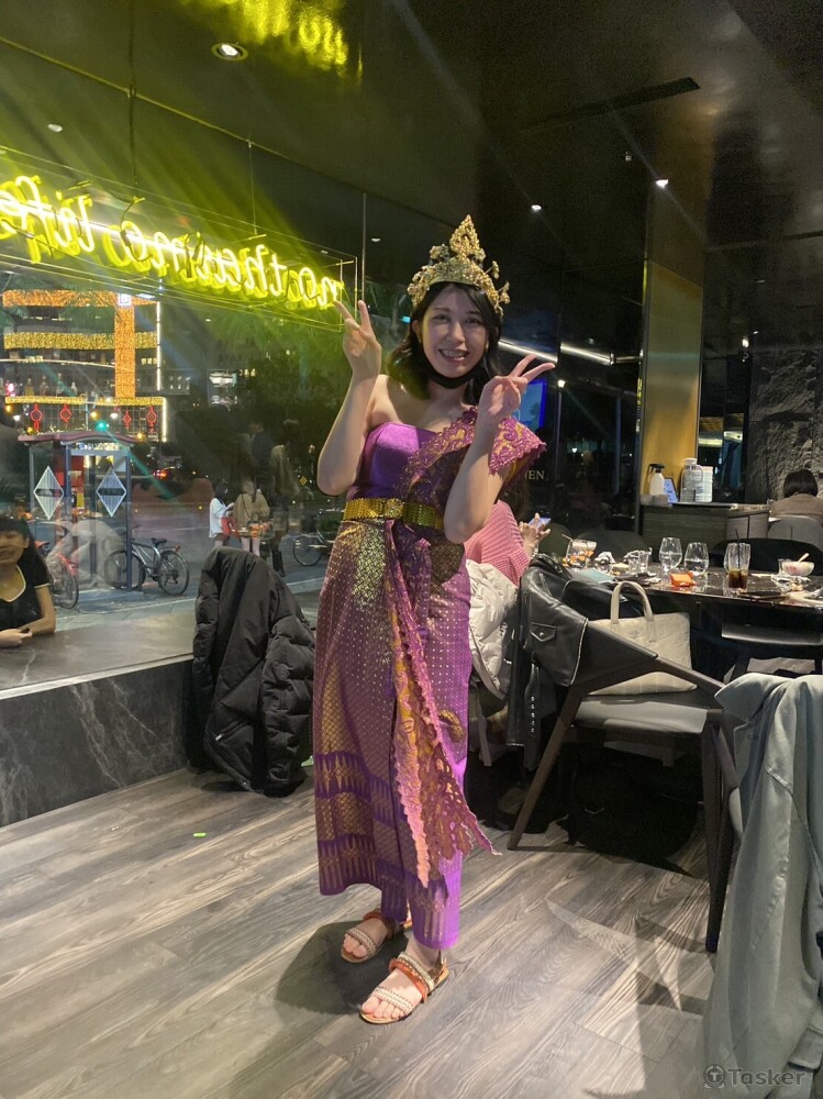 尾牙主題為泰國，自備主持服裝