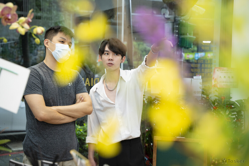 店長耐心為客人說明內容