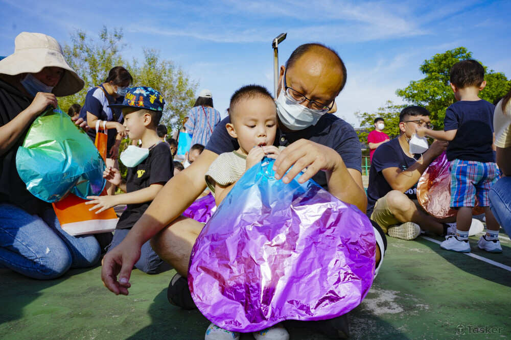 小孩吹氣球