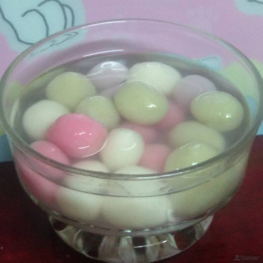 用火龍果紫薯抹茶為顏料的湯圓