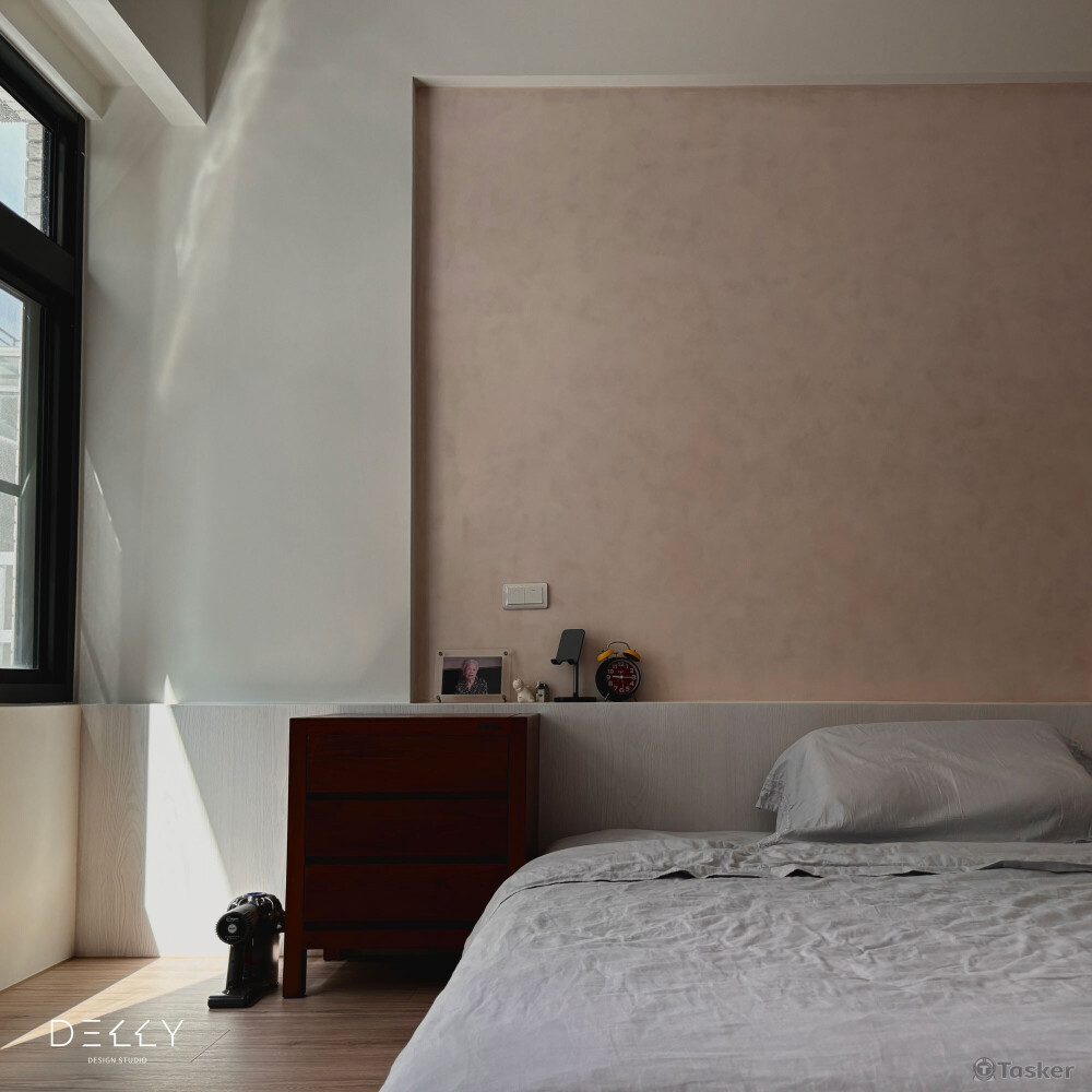 融合木質元素與潔白牆面，營造優雅溫馨氛圍