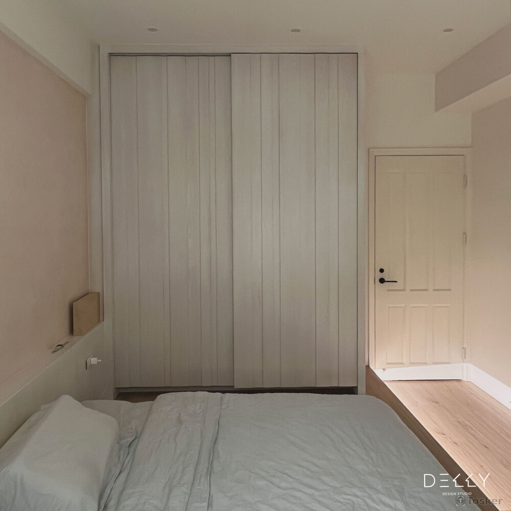 融合木質元素與潔白牆面，營造優雅溫馨氛圍