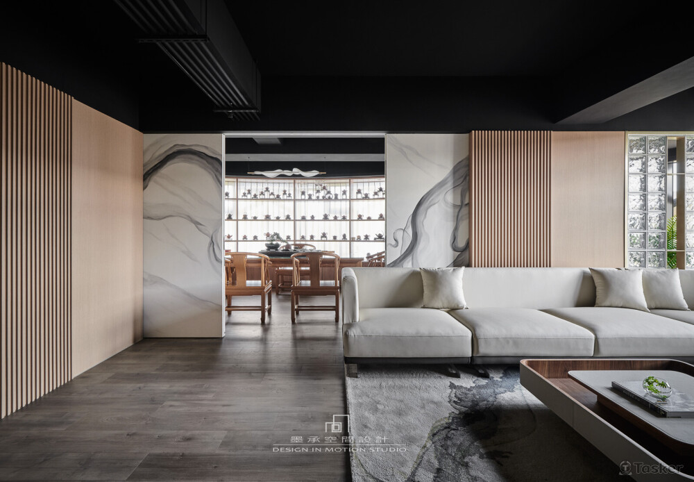 引光。煙霧狀的水墨畫拉門，由視覺開始啟動，讓空間引領的身心靈轉化。