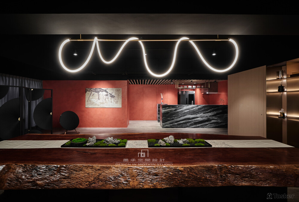 水墨砂紅。潑墨山水石，與砂紅灰泥牆構成一幅景