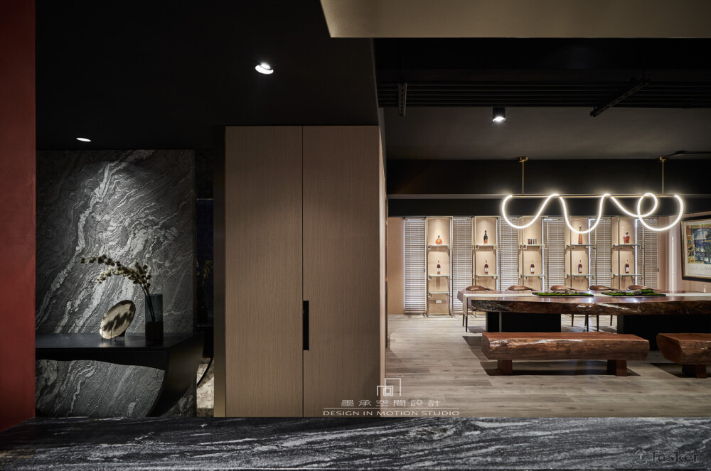 水墨砂紅。玄關銀河光束石材端景，轉換大地山水意象，引領賓客。