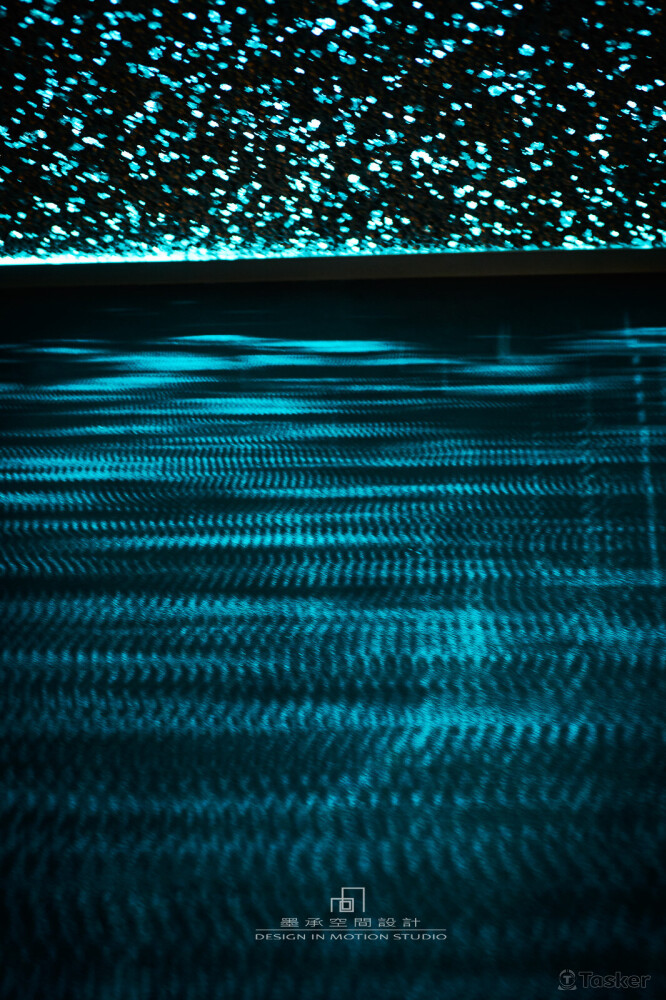 如幻。 廊道千孔藍光，宛如星空粼粼。