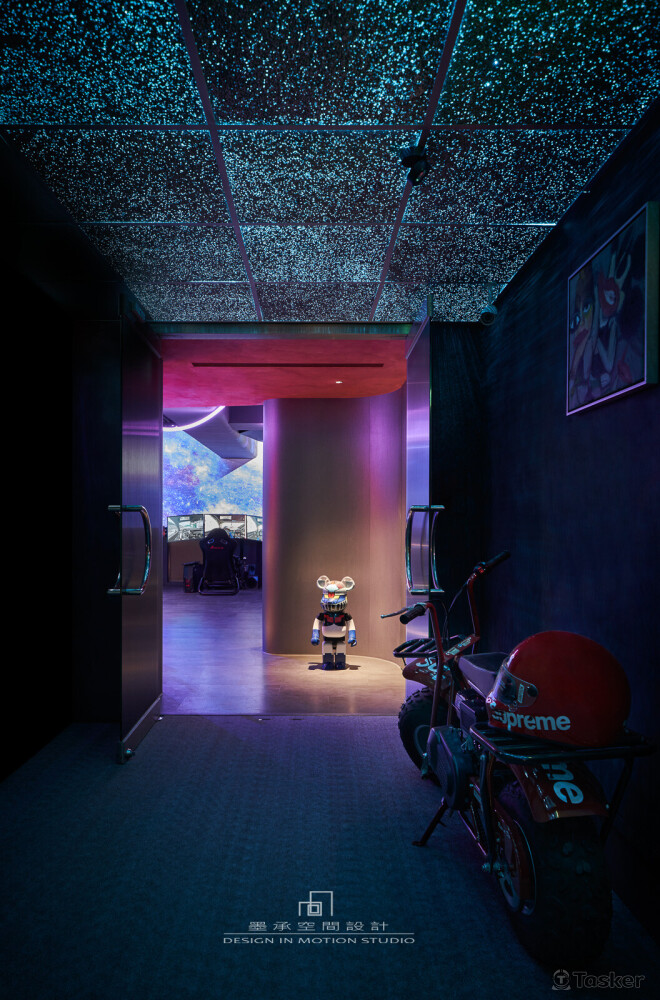 如幻。 Kubrick Bear，如伺者般地依序帶領我們邁入如幻的娛樂空間。