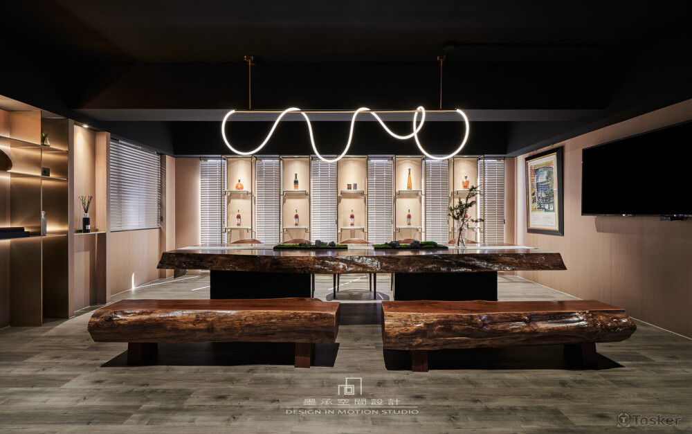 水墨砂紅。4米長原木桌板是客戶舊藏，墨承設計，讓樸木回歸新空間主角