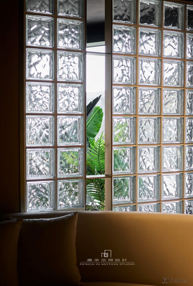 引光。引遠景的公園樹梢綠意入室，與靜謐的茶室一隅綠植，透過玻璃磚堆疊出遠近綠意