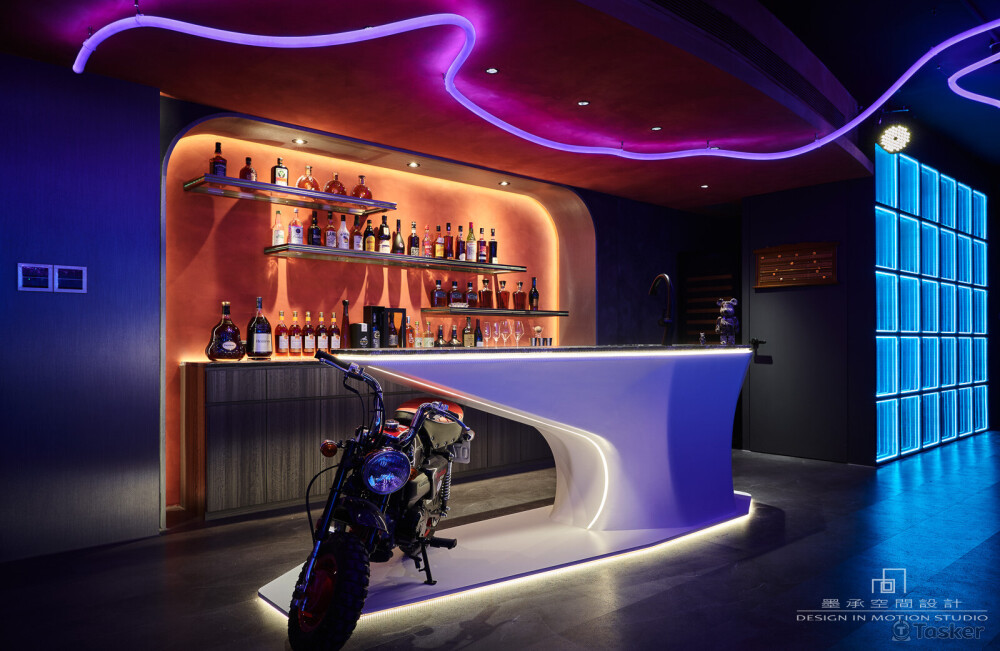 如幻。 如飛艇的白色吧檯，是承載著男主童趣的Honda Monkey的舞台