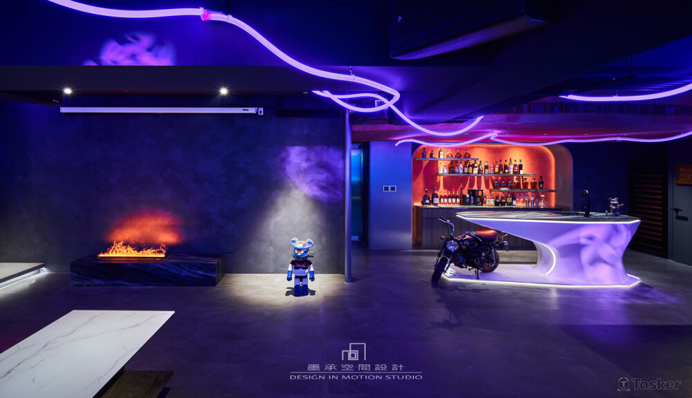 如幻。白色飛艇是Honda Monkey的舞台，磚紅砂面與黑色銀粉漆，彰顯豪邁。