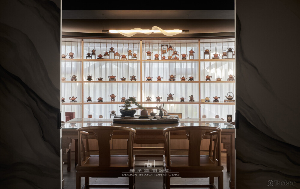 引光。靜謐的茶室，透過白色薄紗引自然光入室，與茶器藏品，形成一幅沉靜的畫面。 