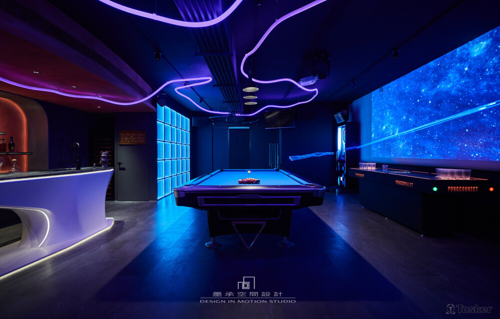 如幻。 蛇管燈、雷射燈、千層鏡，伴著9米寬幅的宇宙投影