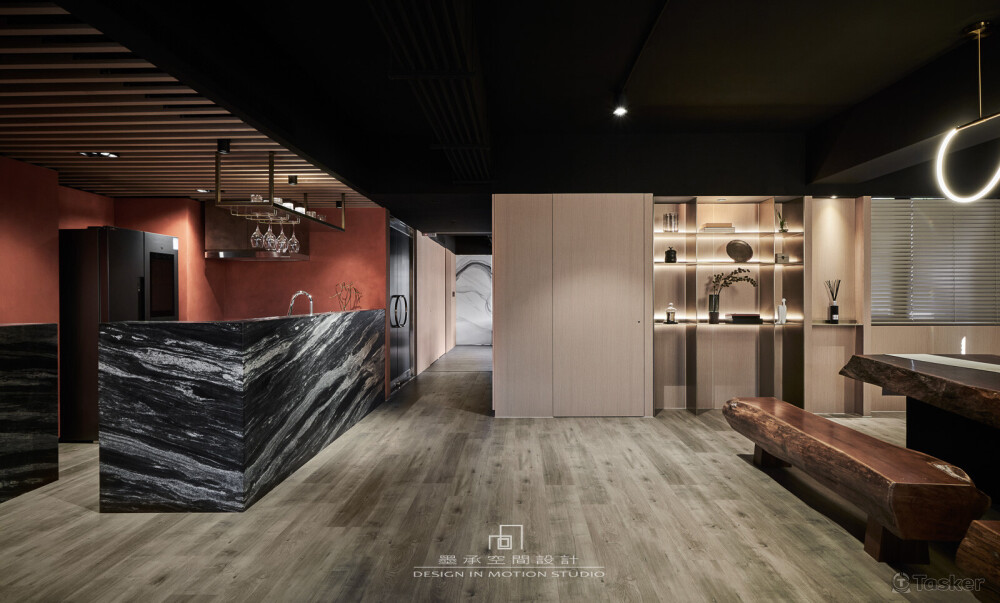 水墨砂紅。紅、黑，與金