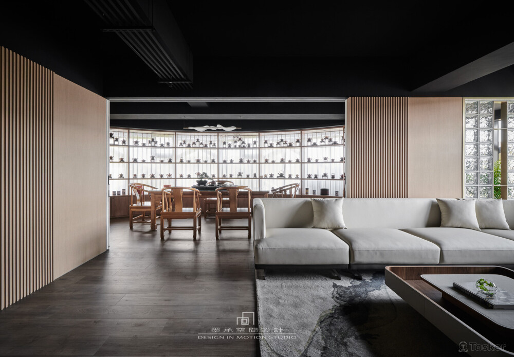 引光。煙霧狀的水墨畫拉門，由視覺開始啟動，讓空間引領的身心靈轉化。