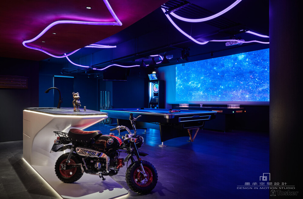 如幻。 蜿蜒的蛇管燈及雷射燈，伴著9米寬幅的連屏宇宙星空投影。