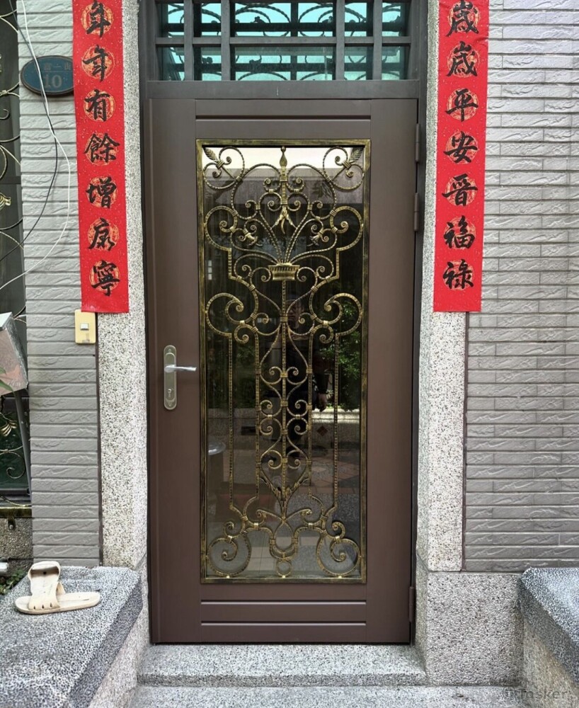 潭富一街-不銹鋼外框 (鑄鋁門花+玻璃) +連體鎖
