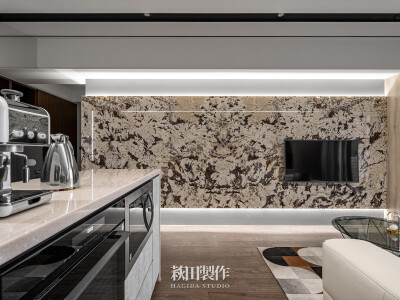 靜謐山石。The Mountain