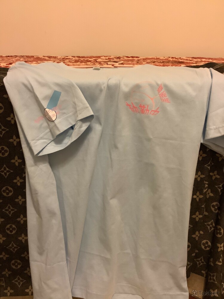 我手一天消毒到爆 別再提醒我了寫在衣服上了