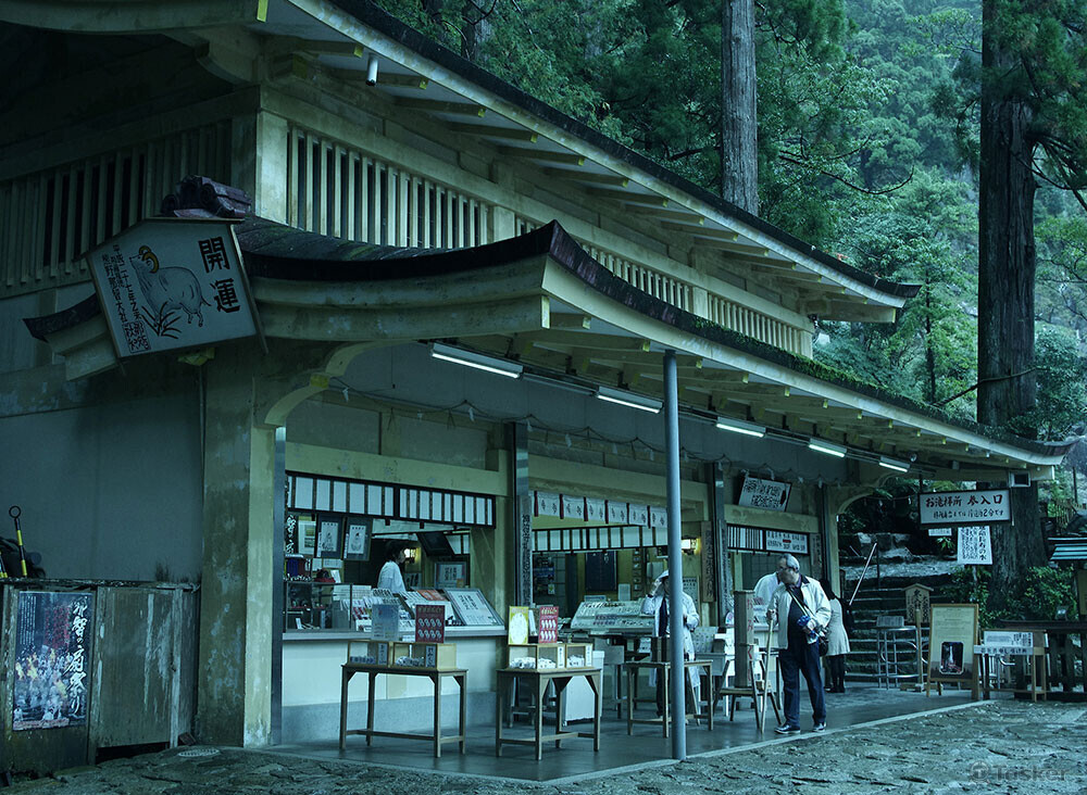 請來信insidethese@gmail.com