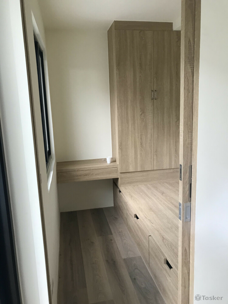 新設單人客房衣櫃加床板, 讓客人來時也可以感受主人家的體貼