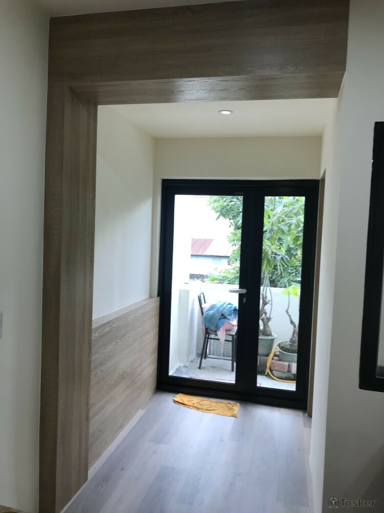 連接露台處設計落地式氣密玻璃門, 讓採光可以完整的透進來。