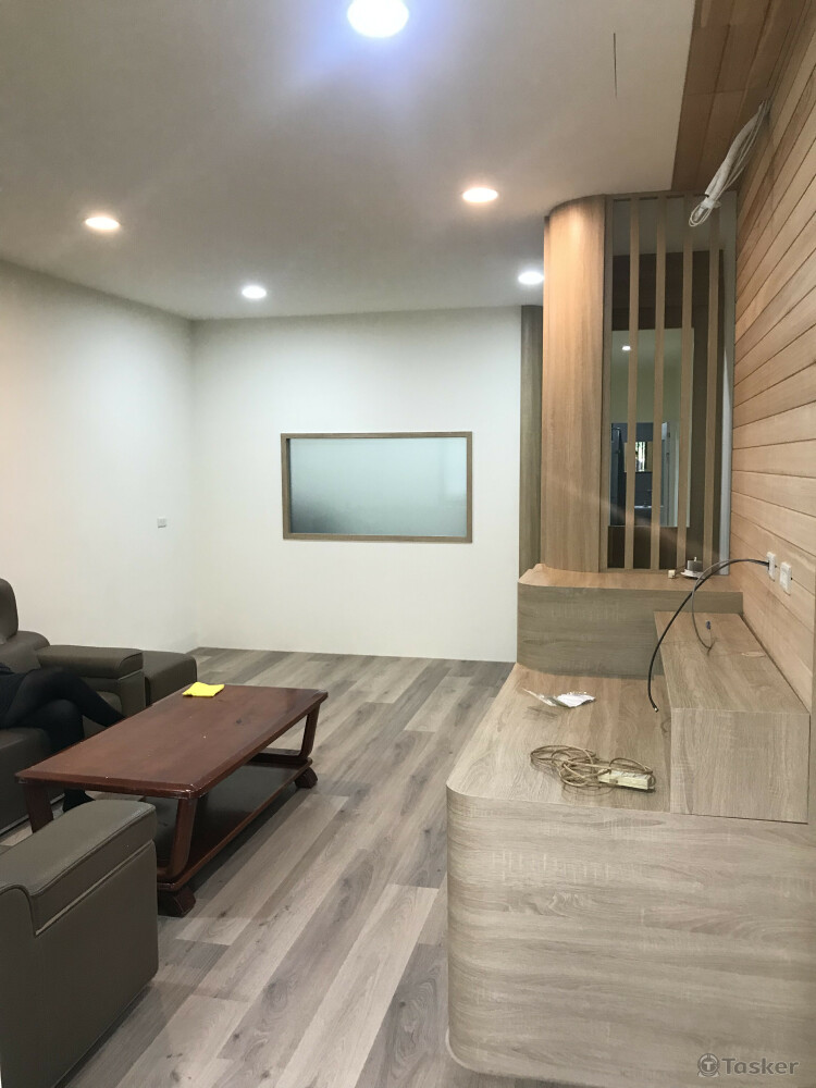  利用樓梯上空間將電視牆設計空間極大化