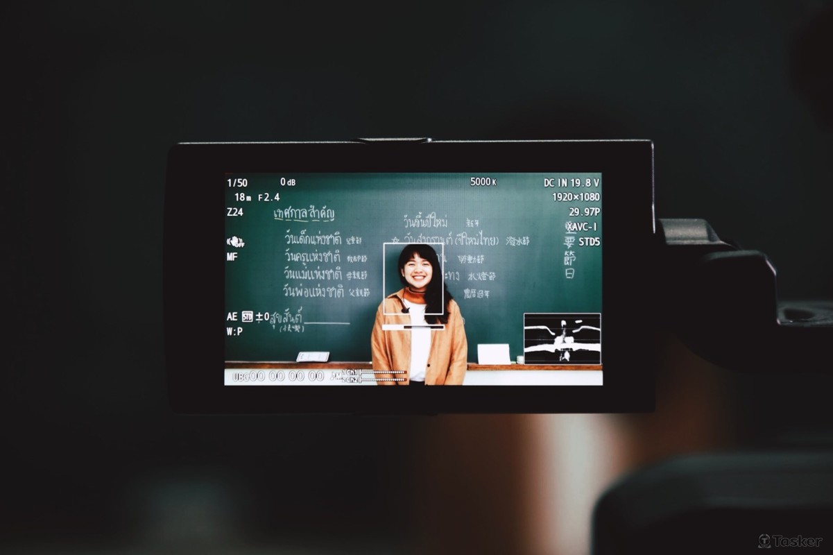 泰中比照及詳細教學如何發音、這個字什麼意思、怎麼照句子。有教材～