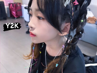 舞蹈表演Y2K妝髮造型