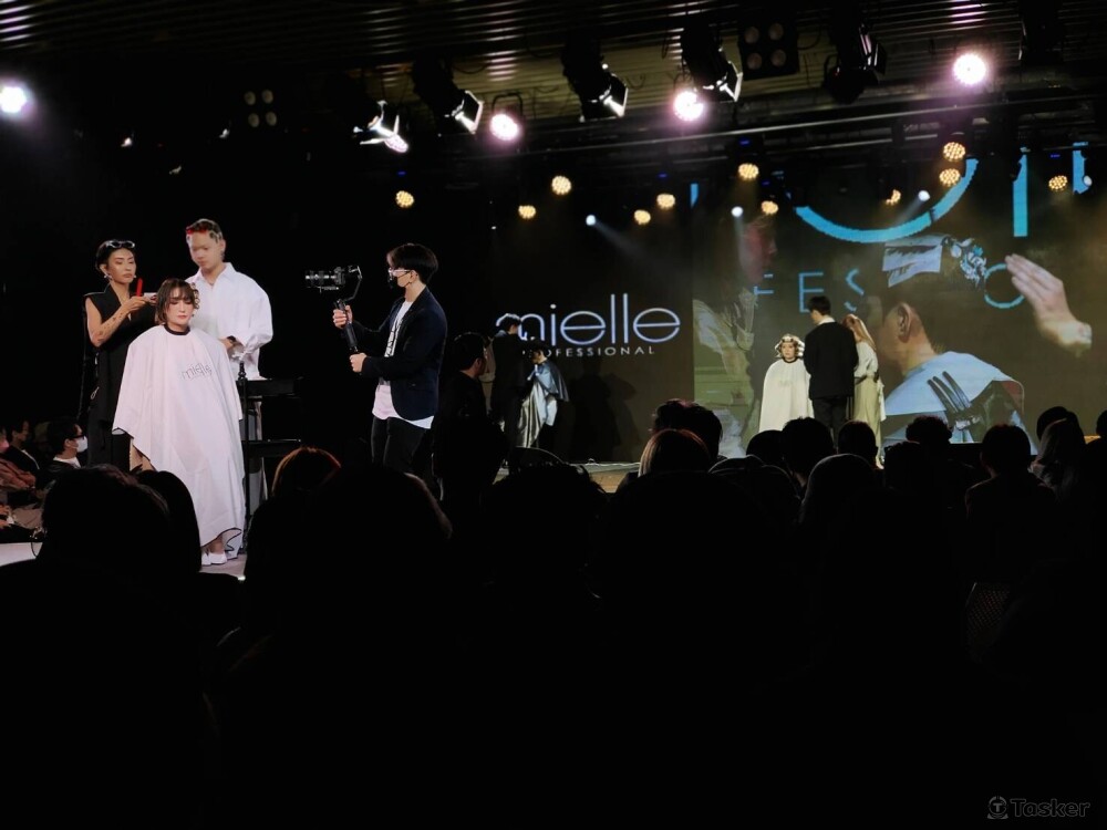 大型髪秀現場側拍_展演現場遠景