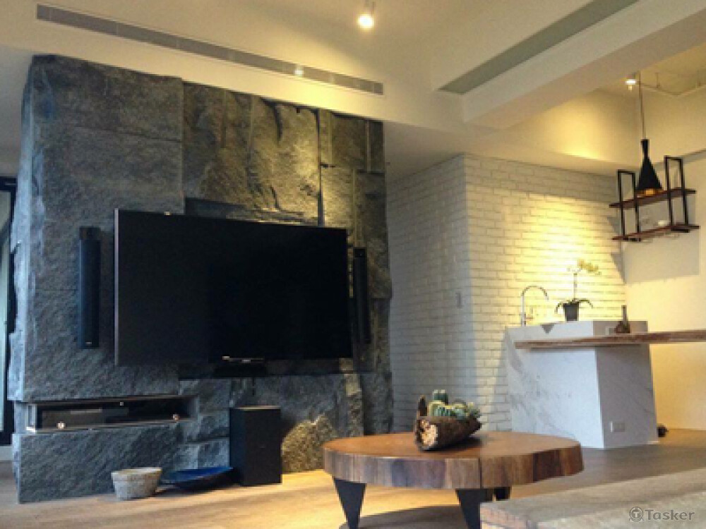 空間設定為二房一廳格局，以自然元素為主題，強調空間的舒適性與機能性。