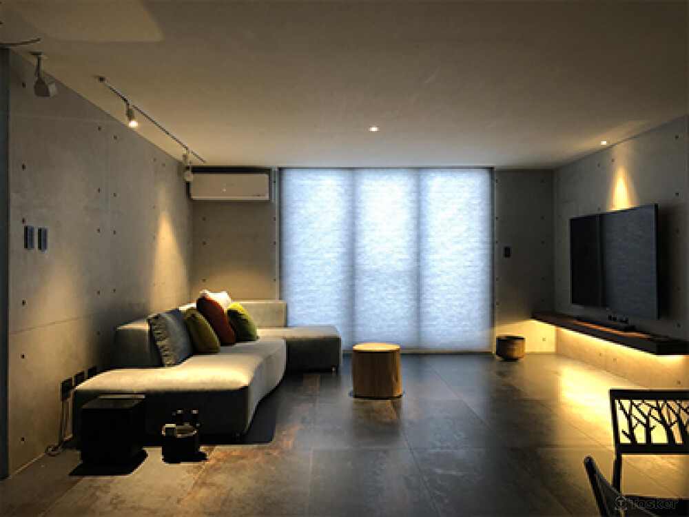 簡約時尚、明暗對比與空間機能的設定，在此空間中呈現與應用。