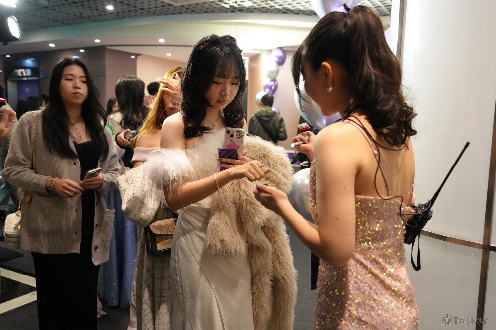 康橋舞會-同學準備蓋章進場