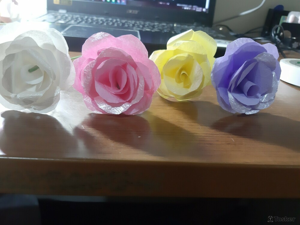 大二時,我負責配角跟後幕,紙玫瑰是為了送給嘉賓跟老師