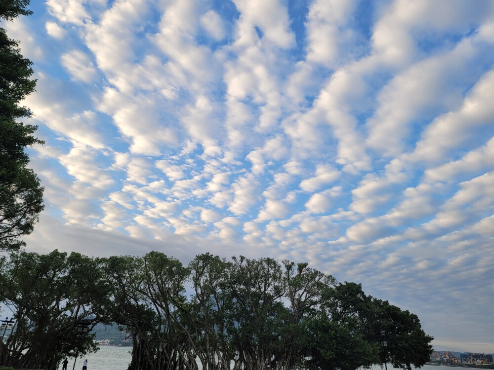 雲波一層一層向天際散去，但願身上的重負能一層一層卸下，重獲自由，翱翔天際