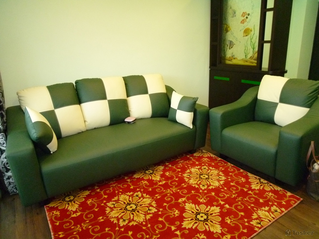 配色的沙發很便宜