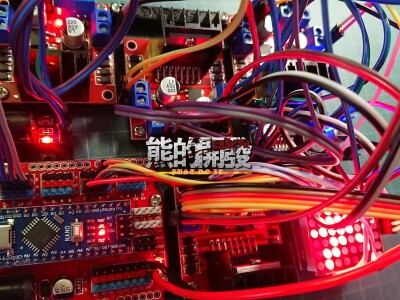 15V 鈣鈦礦 LED 陣列驅動 動畫待補(實驗室產出的鈣鈦礦易氧化還不太穩定)