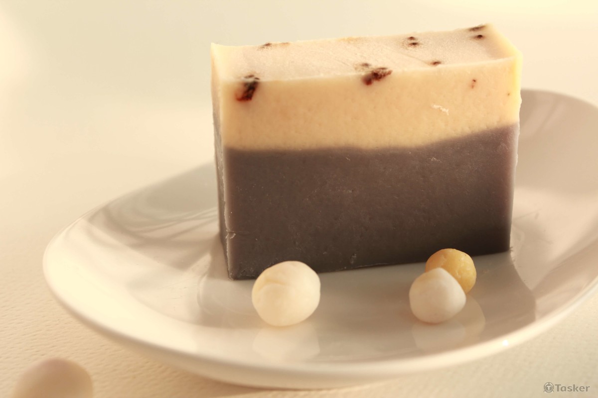 【下午茶皂系列-紫草舒眠茶】以紫草浸泡橄欖油與牛奶入皂，洗感十分溫和