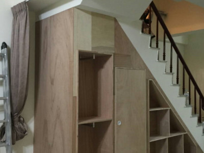 樓梯收納櫃與電視牆