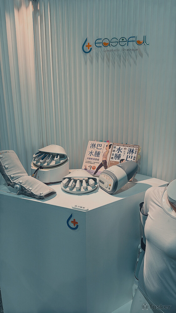 淋巴水腫醫療輔具，從患者的手部末梢延伸到手臂進行循序漸進的淋巴按摩。