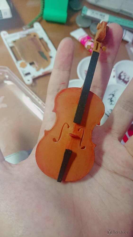 依6分BJD人偶尺寸,設計迷你小提琴模型並提交光固畫列印 以及後續上色成品。