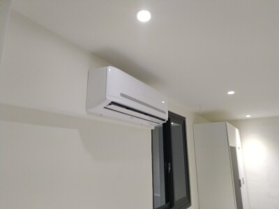 天花板（Ceiling），平釘。冷氣包管，窗簾盒、間接照明，暗架天花板。